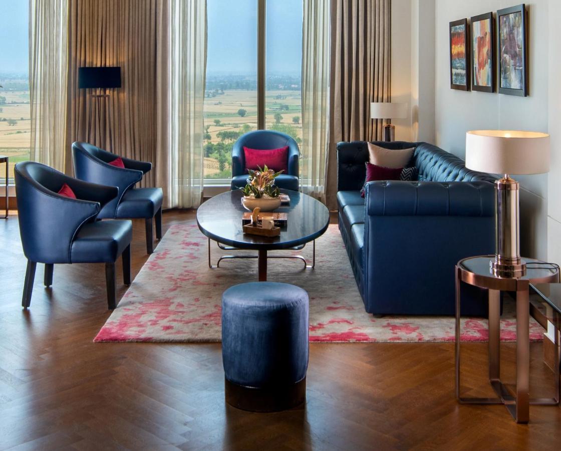 Sandal Suites By Lemon Tree Hotels Noida Eksteriør billede