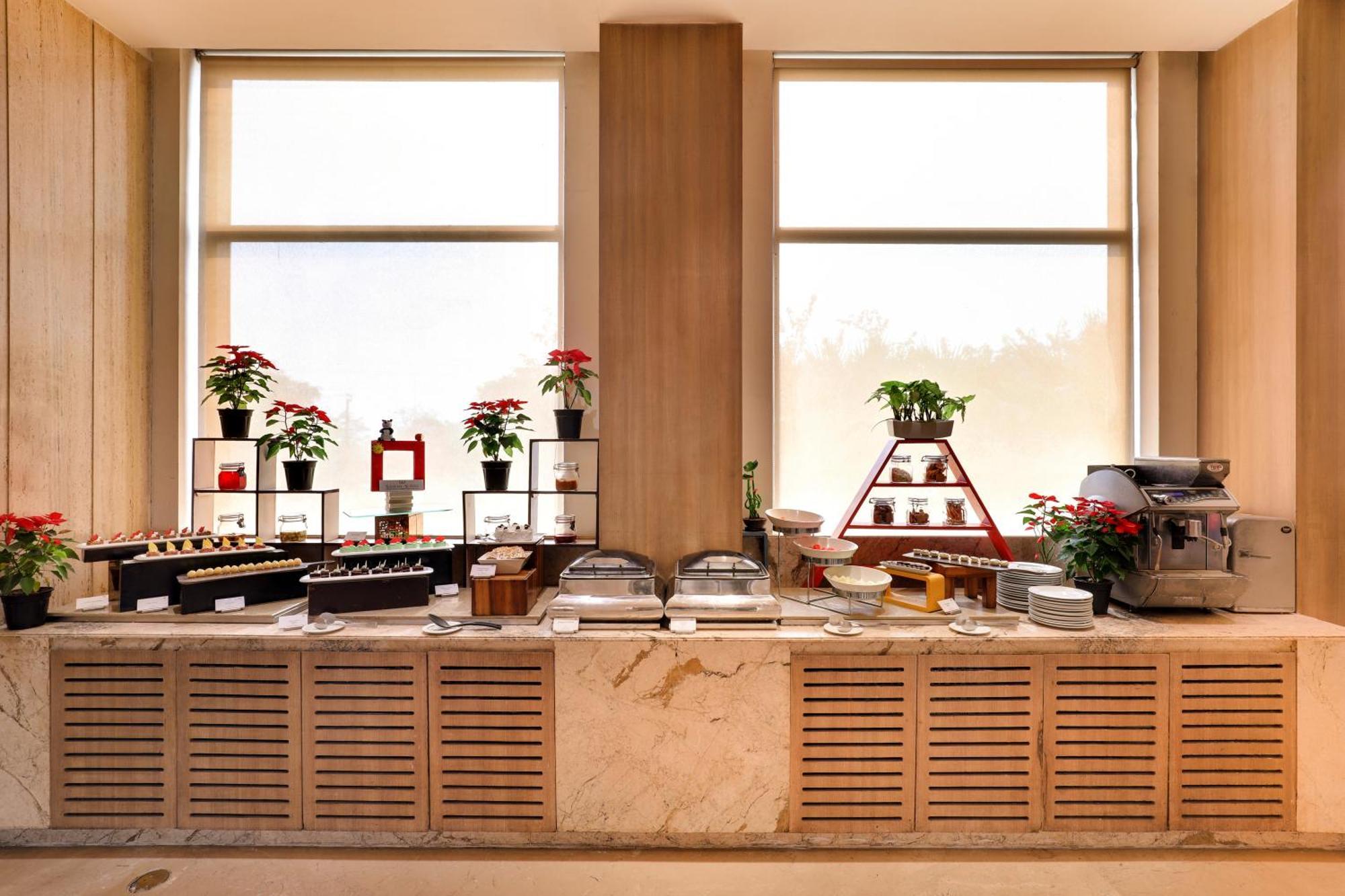 Sandal Suites By Lemon Tree Hotels Noida Eksteriør billede