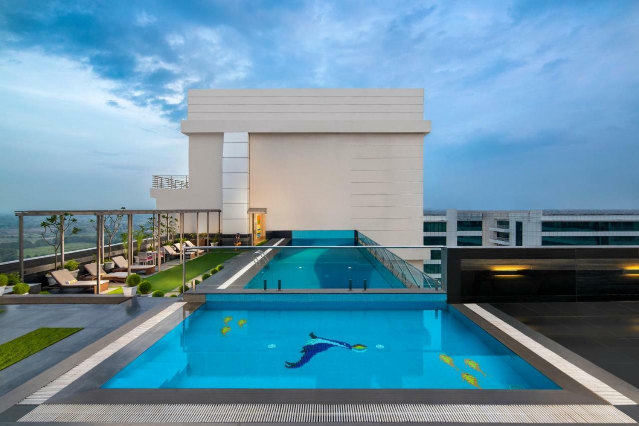 Sandal Suites By Lemon Tree Hotels Noida Eksteriør billede
